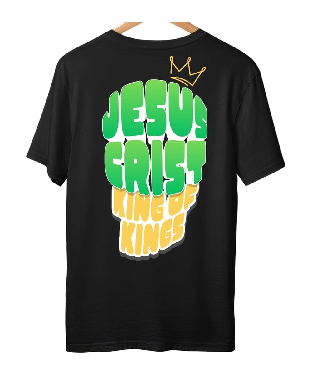 Camiseta preta Jesus Cristo — King of Kings, vista de costas, com estampa Jesus Cristo, King of Kings, em letras verdes e amarelas com uma coroa